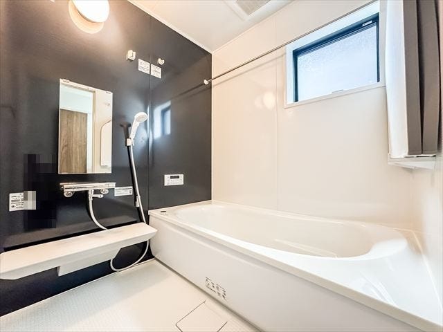 浴室:広めの浴槽なので、お子様とのバスタイムを楽しむことができそうです。一人でのバスタイムでもゆったり過ごすことができ、1日の疲れもしっかり癒すことができそうです。