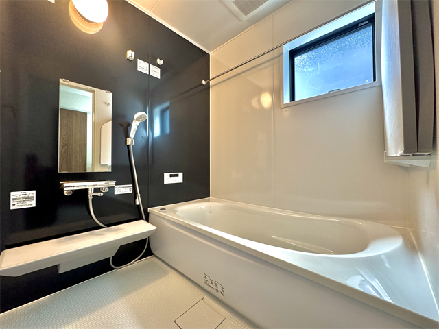 浴室:広めの浴槽なので、お子様とのバスタイムを楽しむことができそうです。一人でのバスタイムでもゆったり過ごすことができ、1日の疲れもしっかり癒すことができそうです。