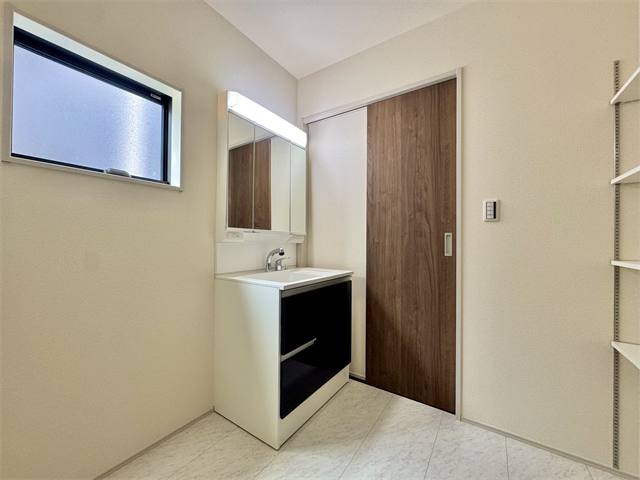 洗面所:洗面台には収納もしっかりついていますので、洗剤やシャンプーなどのストックもできます。大きな鏡で朝の身支度も楽々♪