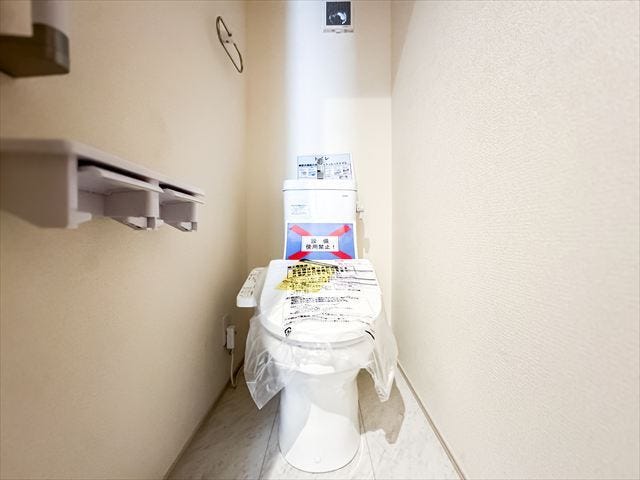 トイレ:ホワイトを基調とした清潔感のあるトイレです。ペーパーホルダーが2つあるのはうれしいですね。その上に小物を置くことができます。