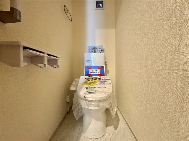 トイレ:ホワイトを基調とした清潔感のあるトイレです。ペーパーホルダーが2つあるのはうれしいですね。その上に小物を置くことができます。