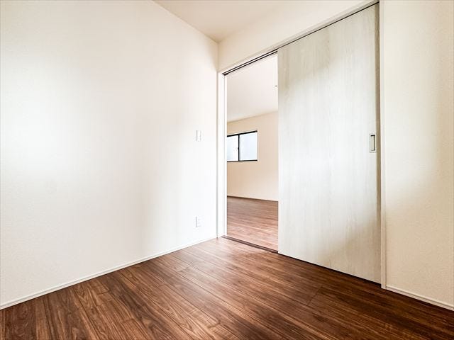 3.1帖洋室:LDKに隣接していて、普段はお子様の遊び場やお昼寝のスペースとしてお使いいただけます。来客時には寝室としてお使いいただけます。