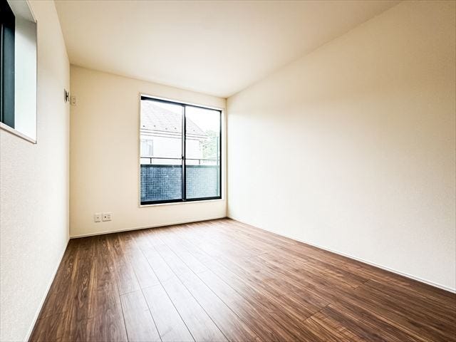 7.5帖洋室:バルコニーにつづく大きめの窓からたっぷりと日差しが降り注ぎます。2面採光なので、明るいお部屋でもちろん風通しも良好です。