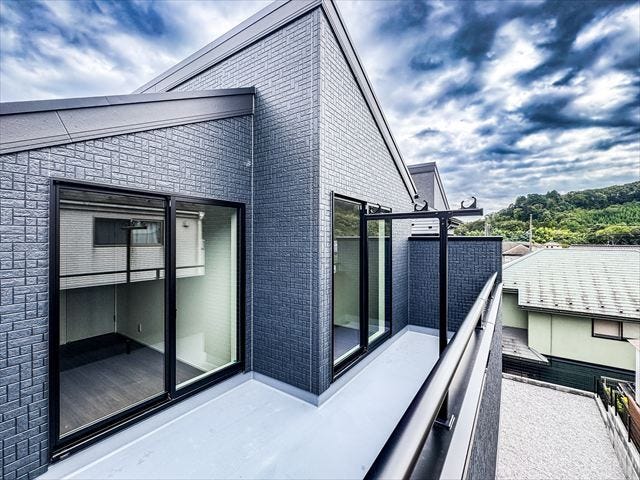 バルコニー:7.5帖と6帖のお部屋から出入りできる南西向きのバルコニーです。晴れた日は気持ちよくお洗濯を干すことができそうですね。