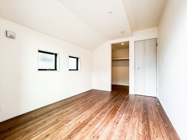 6帖洋室:収納がしっかりあるので、お部屋を広くお使いただけます。小物なども収納できるのでレイアウトも楽しむことができそうです。