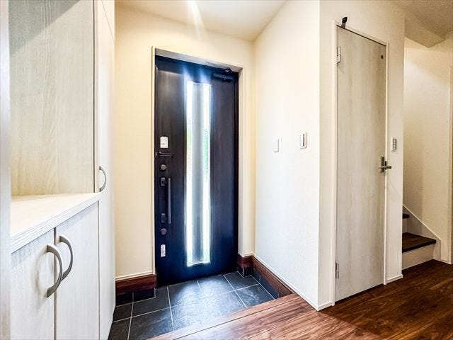 玄関:段差の少ない玄関フロアで小さなお子様やお年寄りでも安心して出入りすることができます。