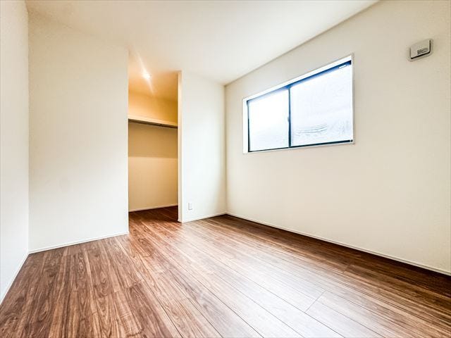 納戸:窓や収納もついています。客間としても使えるので便利です。