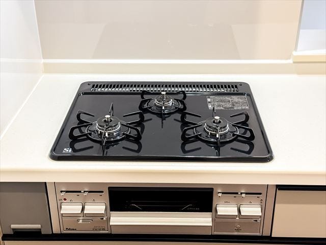 キッチン:3口ガスコンロなので一度に同時調理ができ、ご飯の準備もすぐにできそうです。