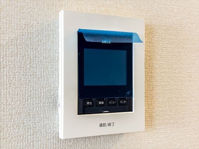 モニター付きインターホン:訪問者の顔を確認できるので防犯の効果が高まり暮らしに安心を与えてくれます。