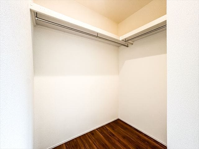 ウォークインクローゼット:棚が備え付けてあるので、スッキリと片付ける事が出来ますね。