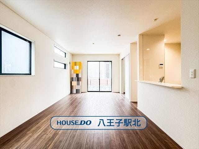 【リビング】
リビング:南西向きの大きめの窓を含む2面採光なので日当たり・風通し良好です。ご家族で気持ちよく過ごすことができますね。