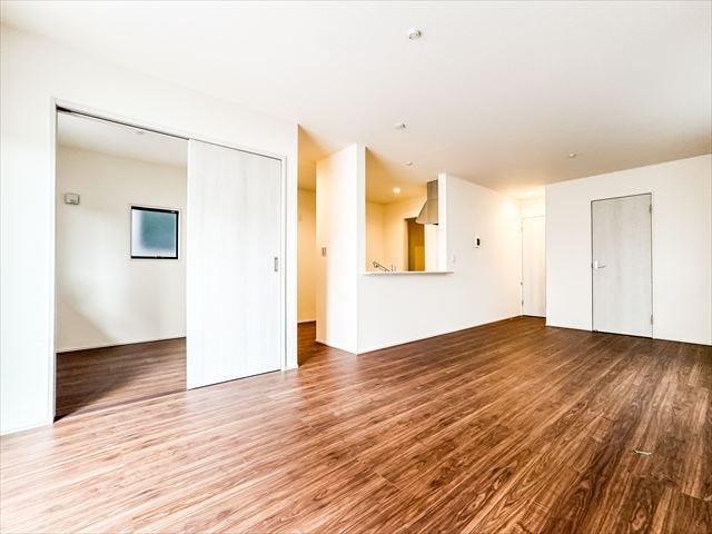 リビング:隣接した3.1帖洋室の扉をオープンにしておくと圧迫感もあまり感じません。