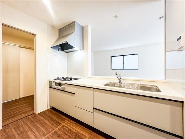 キッチン:対面式のキッチンは、リビングで遊ぶお子様と会話を楽しみながらお料理が出来ますね♪