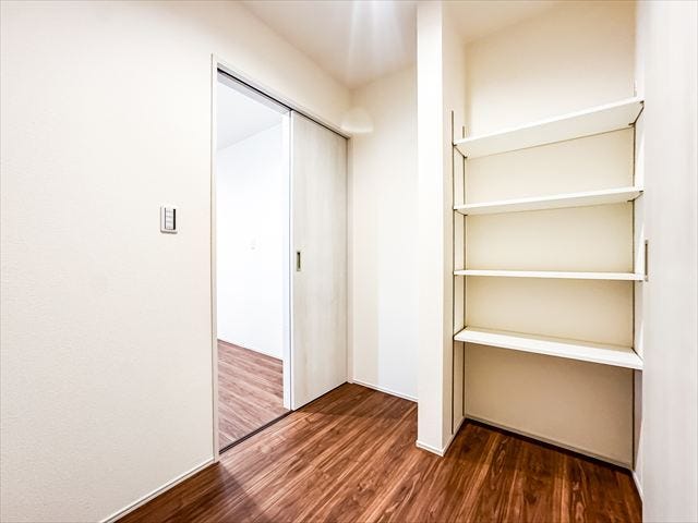 パントリー:キッチンからすぐ届く位置にパントリーが設けてあります。食器や食用品のストックなどを入れておけるので重宝します♪