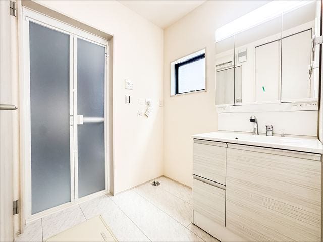 洗面所:洗面台には収納もしっかりついていますので、洗剤やシャンプーなどのストックもできます。大きな鏡で朝の身支度も楽々♪