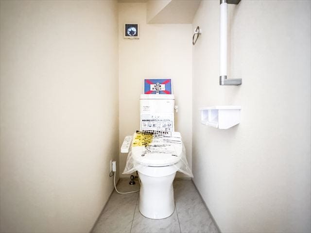 トイレ:現代では必要不可欠な温水洗浄付トイレ♪寒い冬は便座が温かいとホッとしますね。