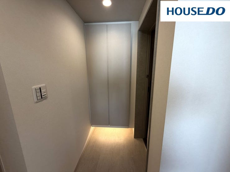 玄関を開けても廊下から室内が見えにくくプライバシーを守りやすい間取り♪収納力が大きいトールタイプのシューズボックス付で玄関すっきり☆足元を効率的に照らすことが可能なフットライト付☆