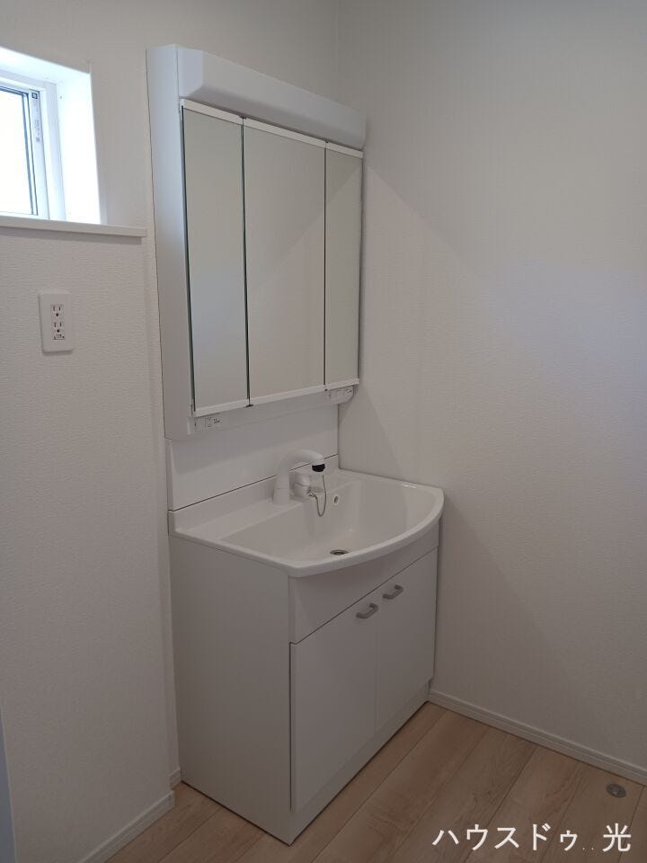 ■□■洗面所■□■自分を磨き、気持ちを切り替える。心地よい光が差し込むプライベートスペース。