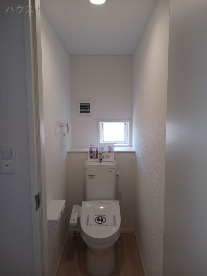 ■□■1階トイレ■□■清潔さと静けさを両立した空間。心落ち着くひとときを過ごせる、プライベートなレストルームです。