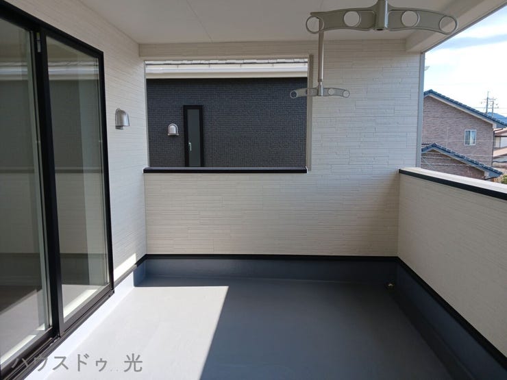 ■□■バルコニー■□■日光浴や読書、外の空気を感じながらリフレッシュ。お休みの日を豊かにする、もう一つの心地よい空間です。