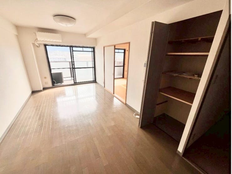 【リビング】
12.3帖のLDKです!陽光が差し込み明るい空間です!