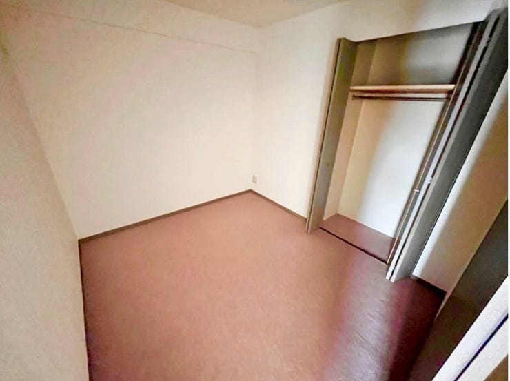 趣味やワークスペースなど、多彩に活用できる5.1帖の洋室です。
収納もしっかりございます。