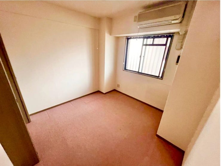 やわらかな自然光が差し込む、心地よい洋室です。