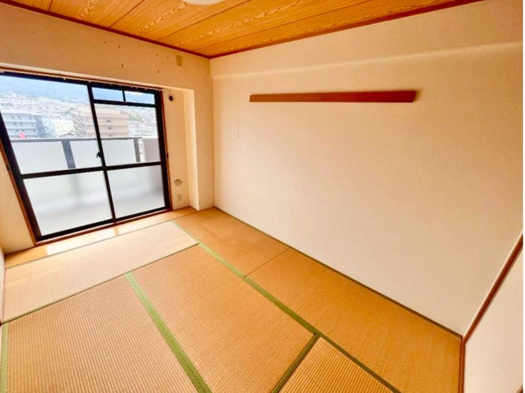 リビングと調和した落ち着きのある畳スペースです
