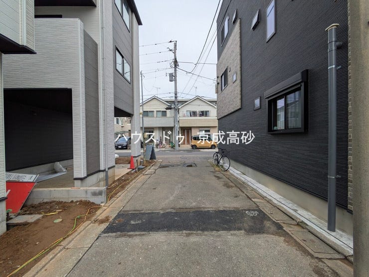 交通量の少ない前面道路です。
小さなお子様がいるご家庭でも安心です!