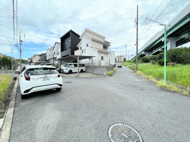 幅員約6mの前面道路です。道路幅が広いので、向かいの住宅とも距離があるため日当たりも確保しやすいです。