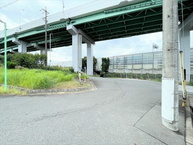 幅員約6mの前面道路です。車がすれ違うのに十分な道幅です。車が2台と通行人も通れる幅となっています。