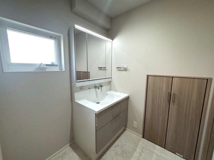 窓の大きさも充分な洗面室は採光と湿気対策に役立ちます!