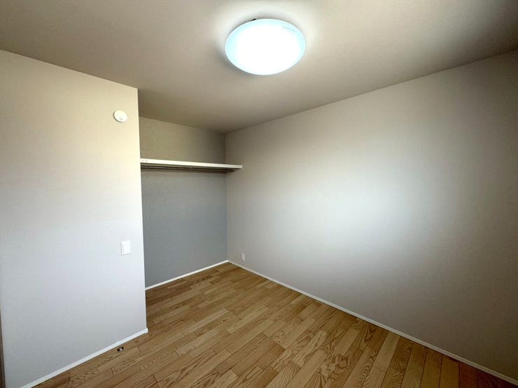 *5.5帖洋室*
アクセントクロスがおしゃれな洋室です。全居室収納付き!!