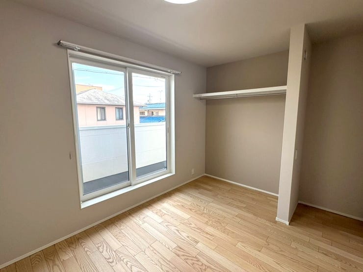 *6帖洋室*
バルコニーに面した約6帖の洋室は、とても明るく過ごしやすい空間となります。