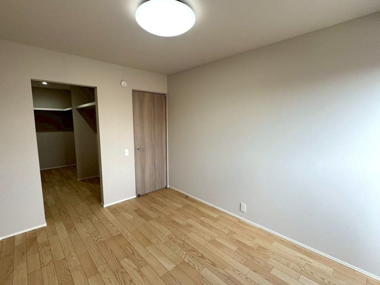 *6帖洋室*
ウォークインクローゼット付きの洋室!
最小限の家具でお部屋を広く使うことができるのが嬉しいですね。