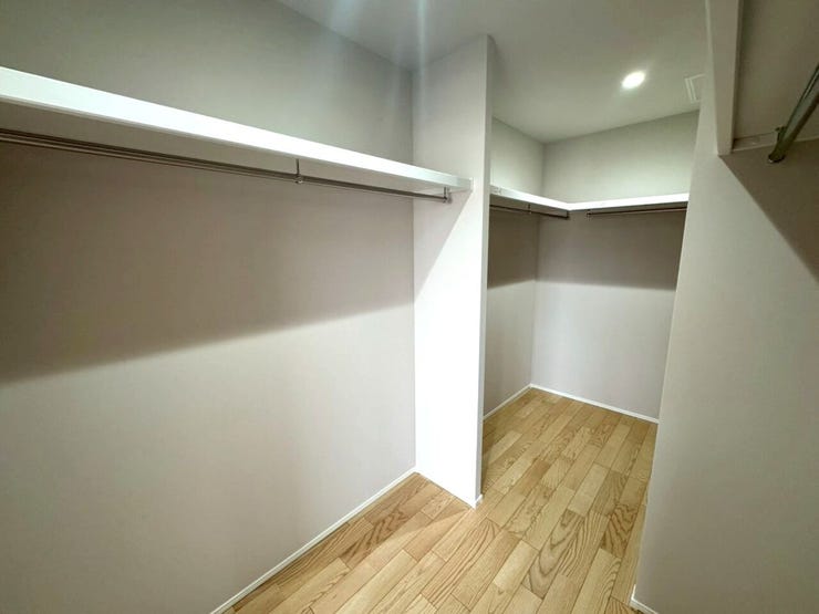 大容量のWICはたっぷりお洋服を収納できます!ハンガーにかけたまま収納できるので、しわになりにくいのも嬉しいポイント♪