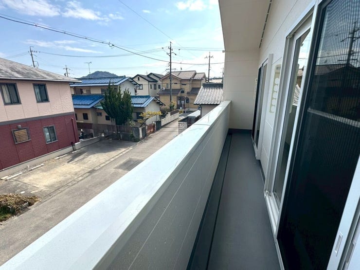 バルコニーは日当たりも良く、たっぷりの洗濯物もよく乾きそうです!毎日の洗濯も気持ちよく干せそうですね。