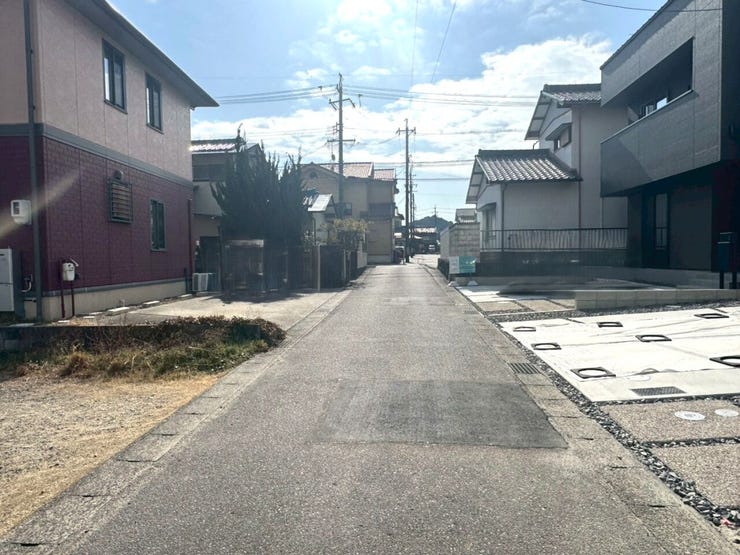 前面道路(東側)約4.0m。
交通量の少ない道路のため、駐車の際も落ち着いて駐車できる環境です。