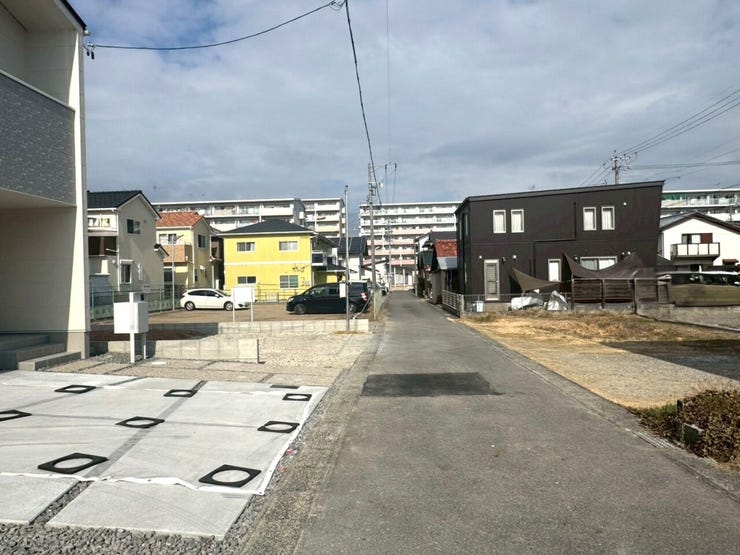 前面道路(東側)約4.0m。
交通量の少ない道路のため、駐車の際も落ち着いて駐車できる環境です。