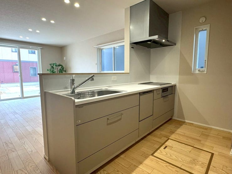 カウンターキッチン付きのリビング。
お子様が遊んでいても、家事をしながら様子を確認できます。