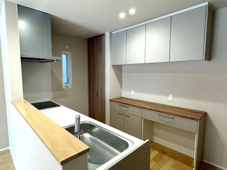 木目×グレー。カフェのような調理空間♪
広々スペースのキッチンは、ご夫婦やお子様、ご友人と並んで料理もできそうなくらいゆとりのある空間になっております!