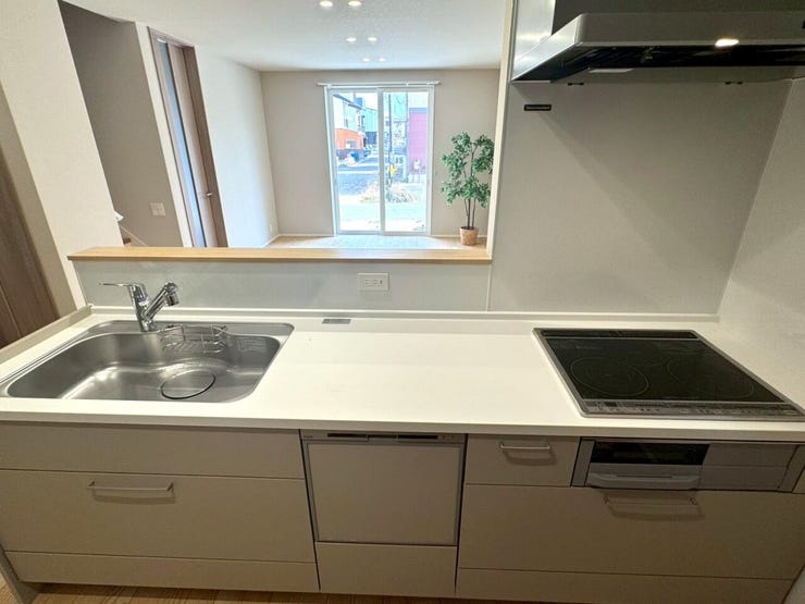 収納豊富なシステムキッチンです!キッチンから水回りが近いので、ながら家事が進めやすいですね。忙しい家事もはかどります。