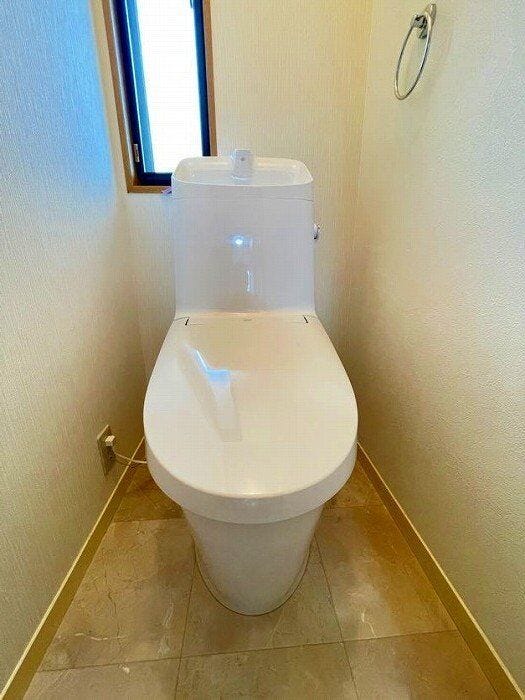 1階トイレは新品に交換されており、清潔で気持ちよくお使いいただけます。