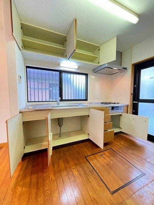 キッチンは収納が豊富で使い勝手良好です◎