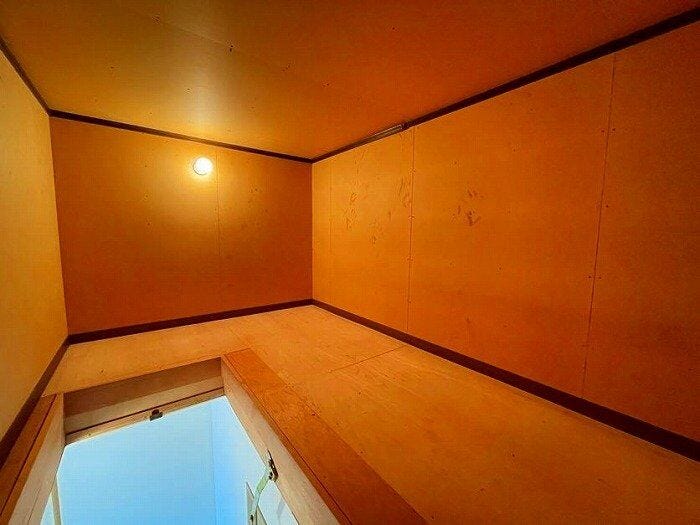屋根裏収納を備えており、普段使わない物の保管に重宝します!
