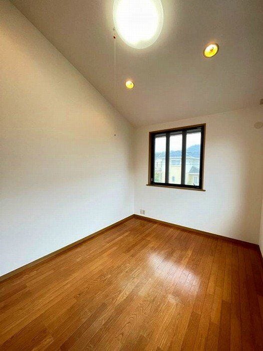 11帖のゆとりある洋室は、主寝室としても快適にお使いいただけます。