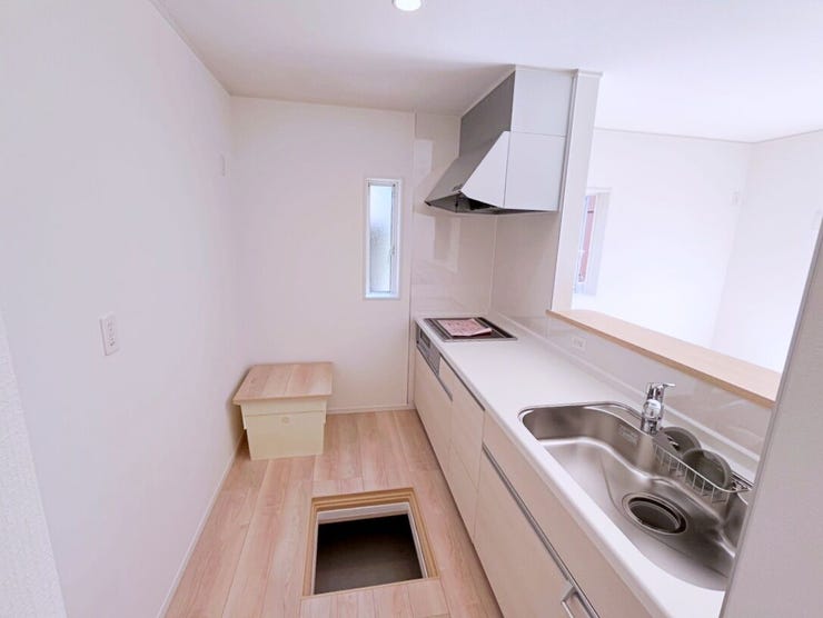 床下収納があるキッチン!
漬物や掃除用具などを置いておくことができます。