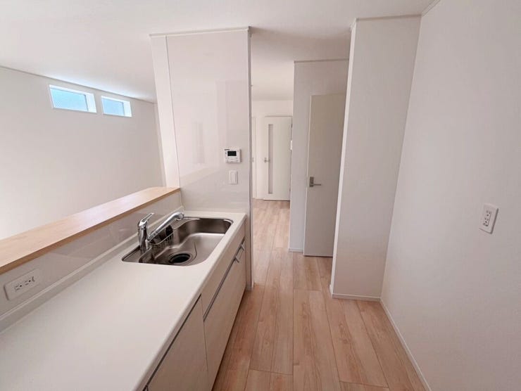 水洗ホース付のキッチンの為、お手入れがしやすい!
力強く収納扉をしめても減速されるため、物音がしにくいです。