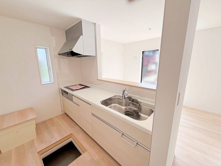 吐き出し窓があるため、匂いが強い料理をしても空気の入れ替えができるため嫌なにおいを部屋にため込みません。