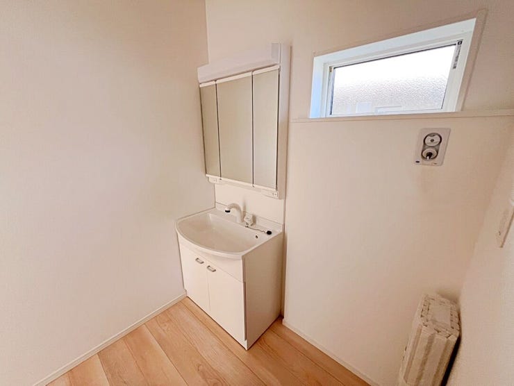 独立洗面台には三面鏡の裏に収納スペースがあるため、部屋セットや歯ブラシを収納できます。